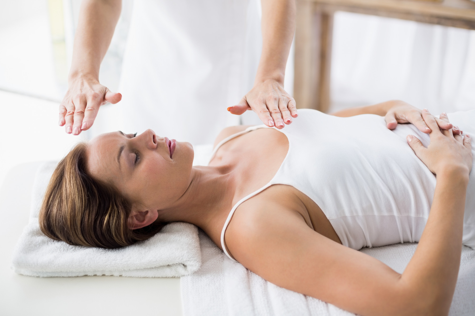 woman-receiving-reiki-treatment
